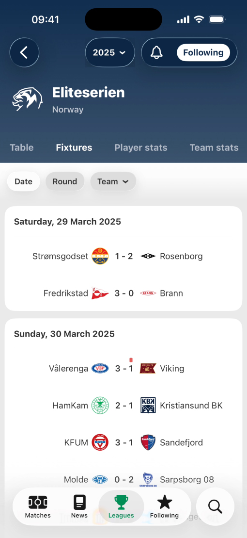 采用 Liquid Glass 设计的“FotMob”App